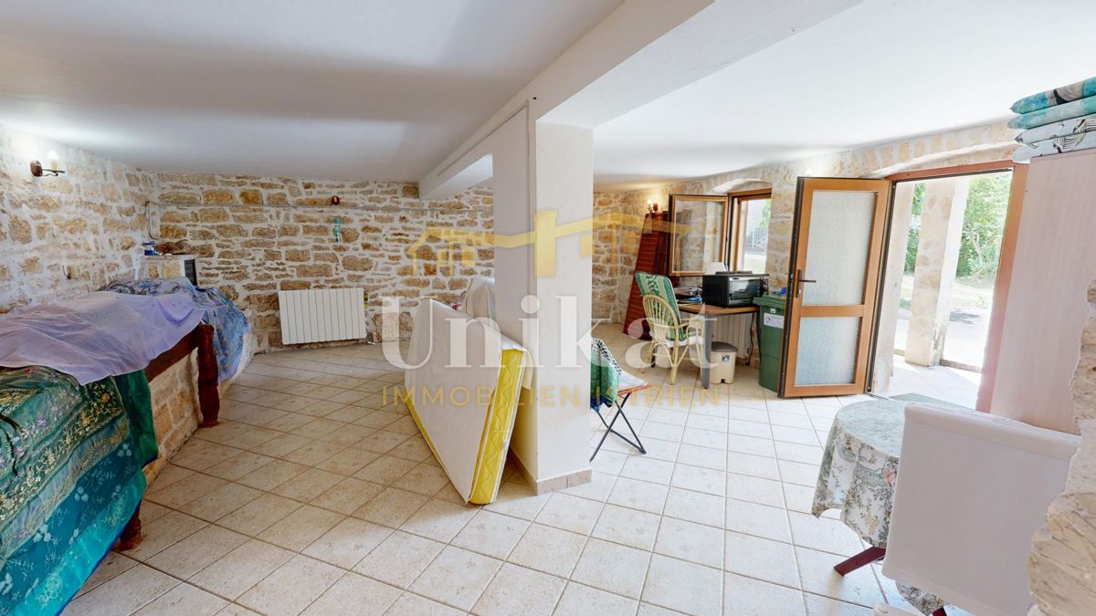 Casa in pietra ristrutturata con piscina